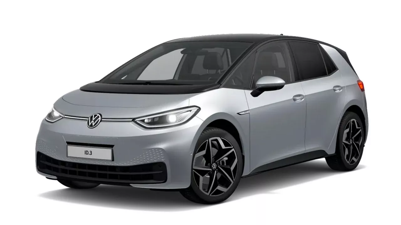 Silberner VW ID.3 steht schräg seitlich vor weißem Hintergrund