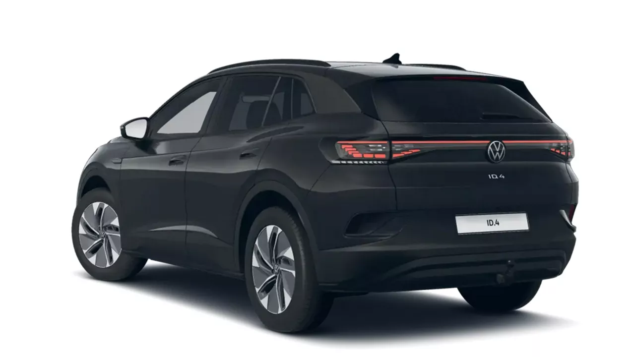 Schwarzer VW ID.4 steht schräg seitlich von hinten vor weißem Hintergrund