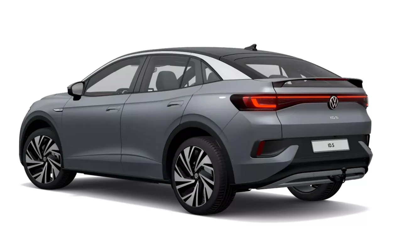 Grauer VW ID.5 steht schräg seitlich von hinten vor weißem Hintergrund