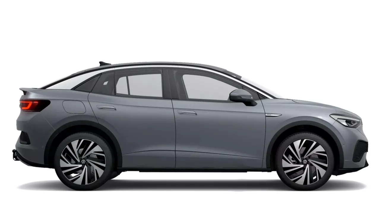 Grauer VW ID.5 steht seitlich vor weißem Hintergrund