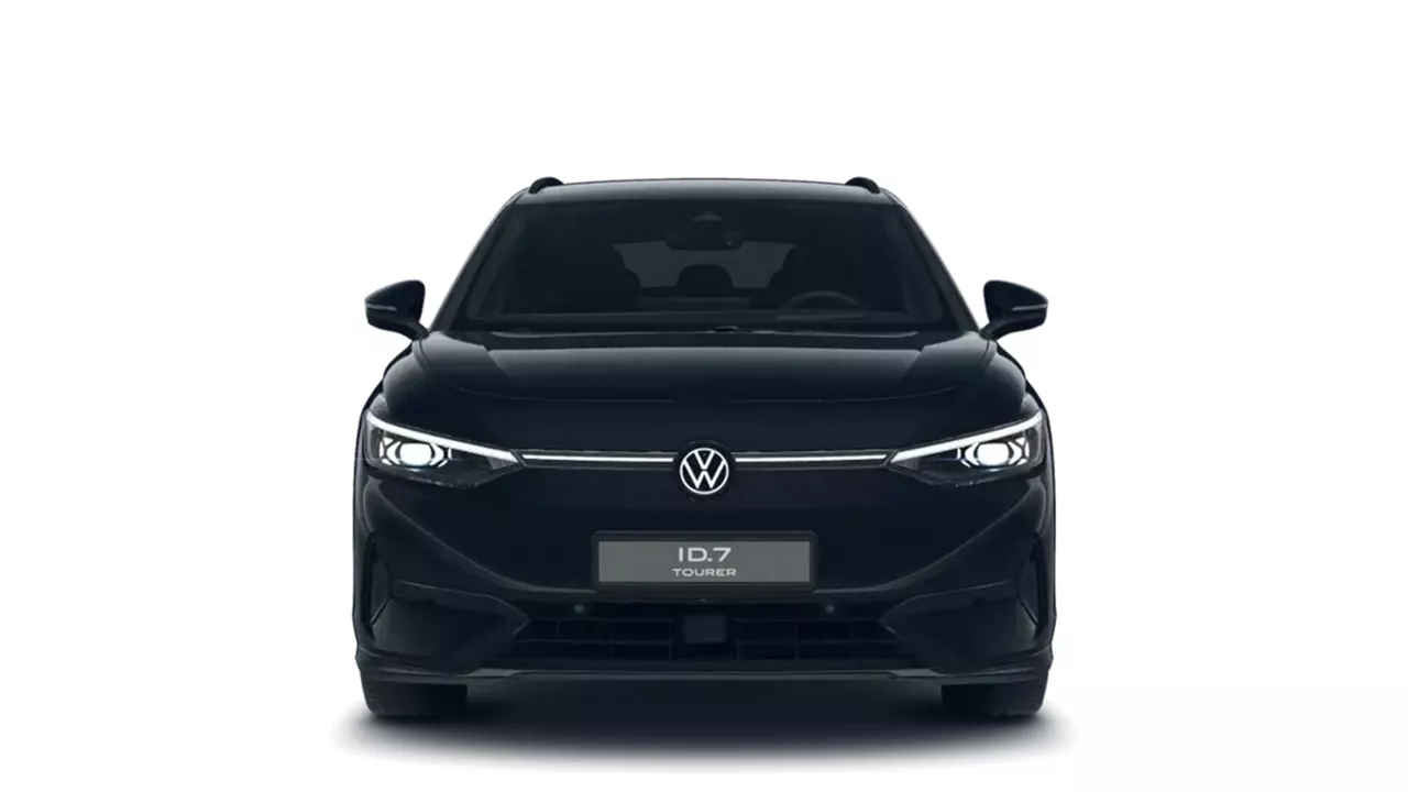 Frontansicht eines schwarzen VW ID.7 Tourer vor weißem Hintergrund