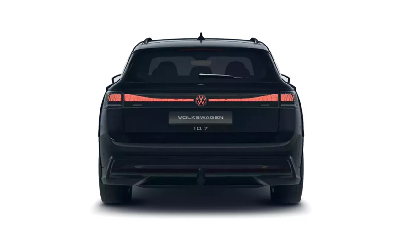 Heckansicht eines schwarzen VW ID.7 Tourer vor weißem Hintergrund