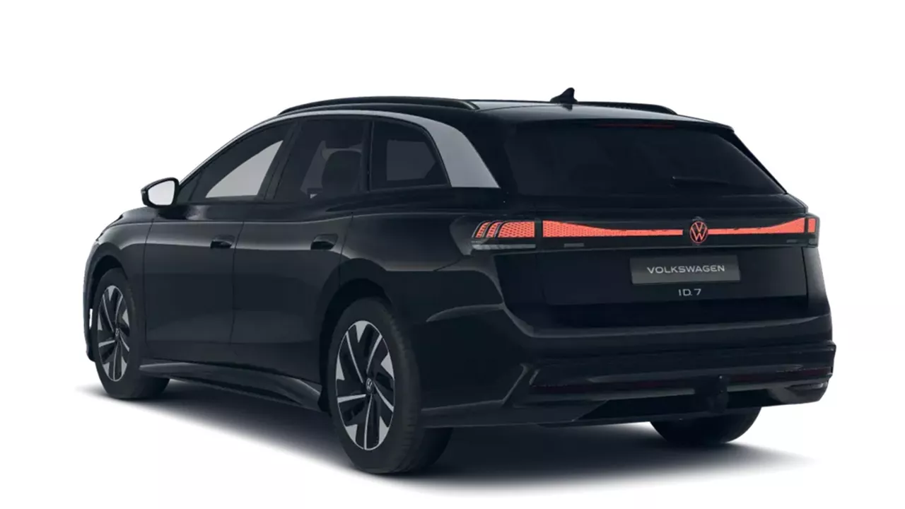 Schwarzer VW ID.7 Tourer steht schräg seitlich von hinten vor weißem Hintergrund