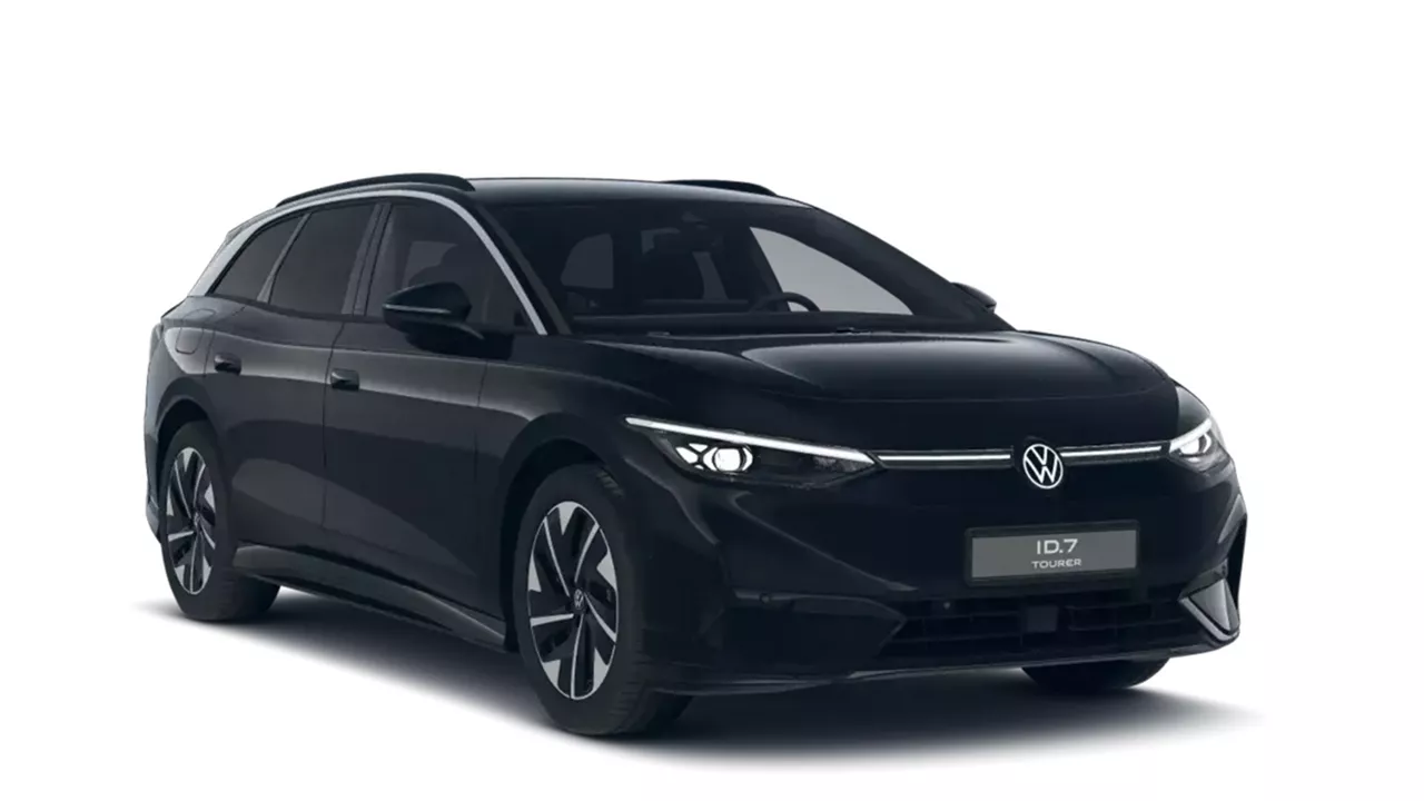 Schwarzer VW ID.7 Tourer steht schräg seitlich vor weißem Hintergrund