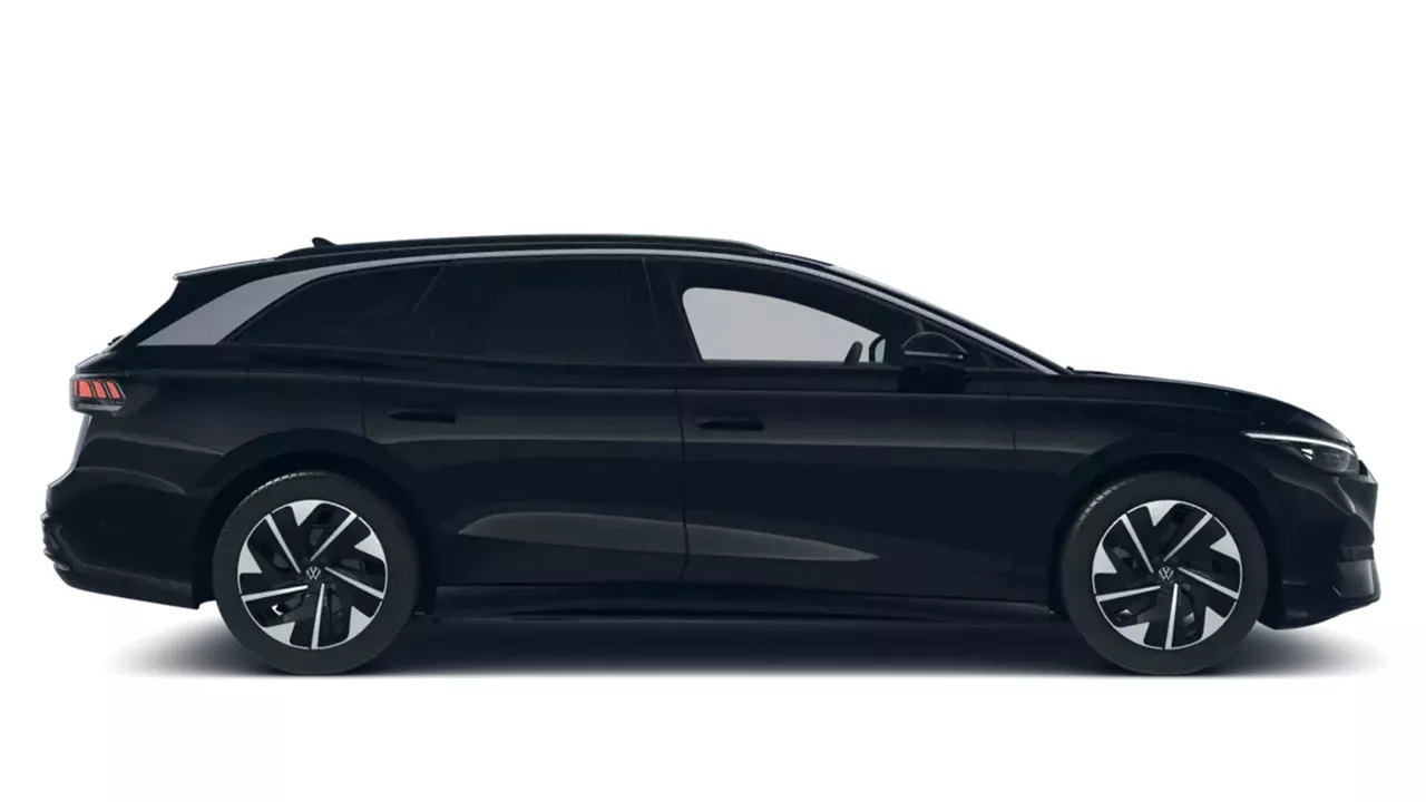 Schwarzer VW ID.7 Tourer steht seitlich vor weißem Hintergrund