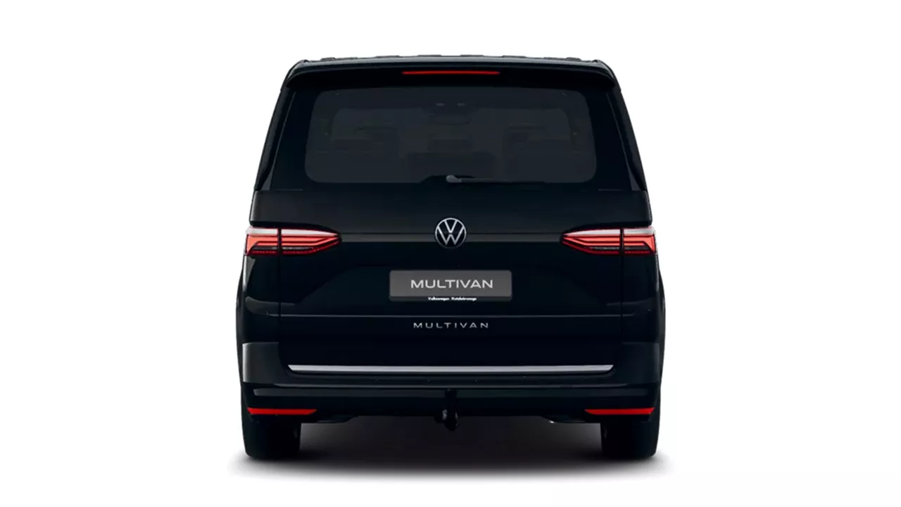 Heckansicht eines schwarzen VW Multivan vor weißem Hintergrund