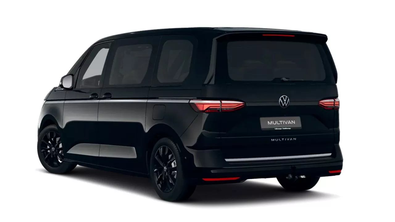 Schwarzer VW Multivan steht schräg seitlich von hinten vor weißem Hintergrund