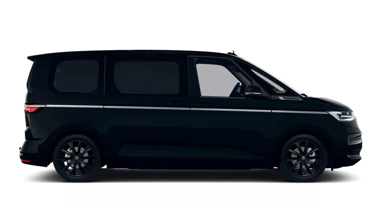 Schwarzer VW Multivan steht seitlich vor weißem Hintergrund