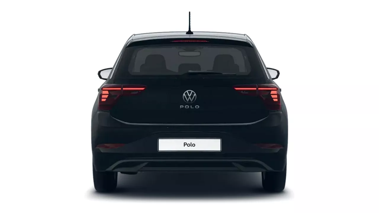 Schwarzer VW Polo von hinten vor weißem Hintergrund