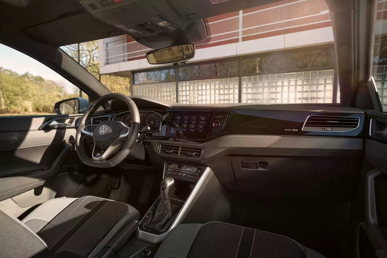 Innenraum eines VW Polo mit Lenkrad, Cockpit und Mittelkonsole