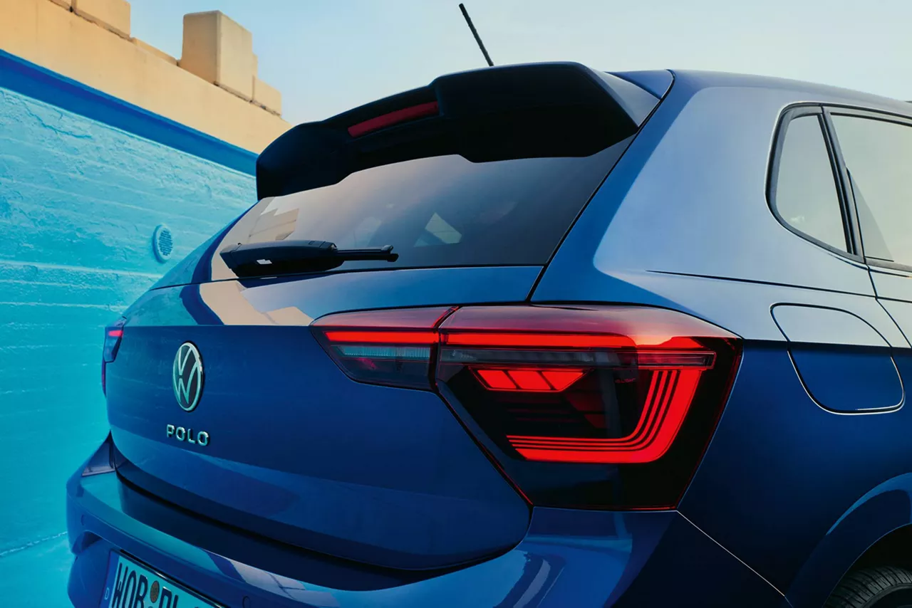 Heckansicht eines blauen VW Polo mit Rückleuchten und VW Logo
