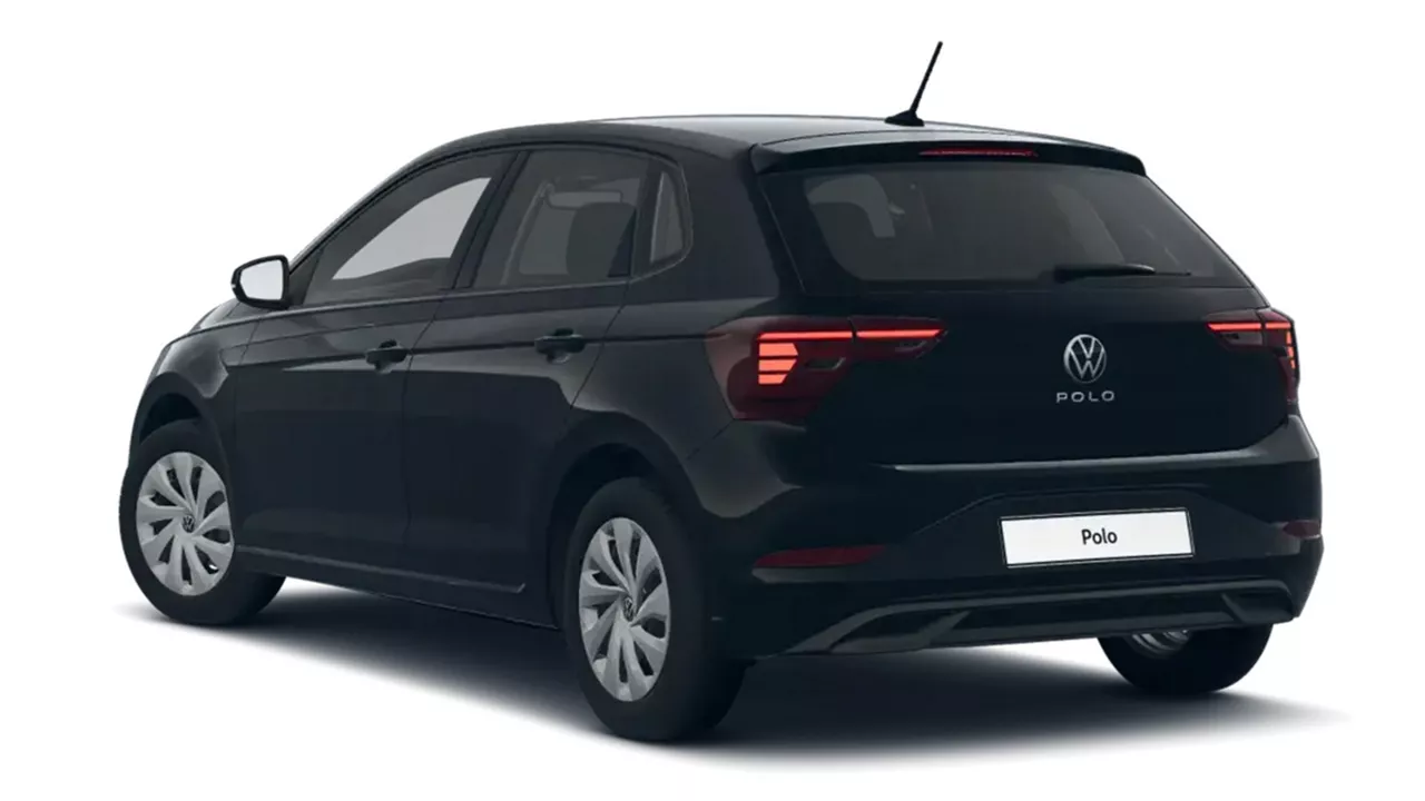Schwarzer VW Polo steht schräg von hinten vor weißem Hintergrund