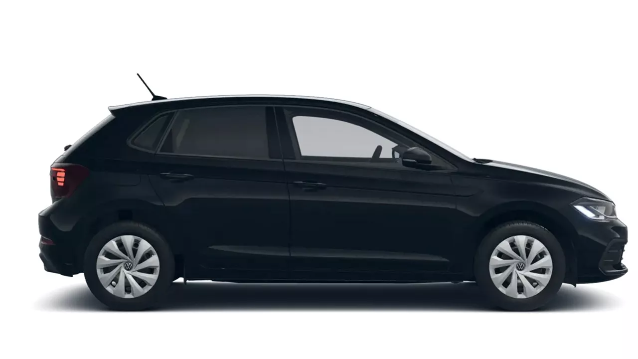 Schwarzer VW Polo steht seitlich vor weißem Hintergrund