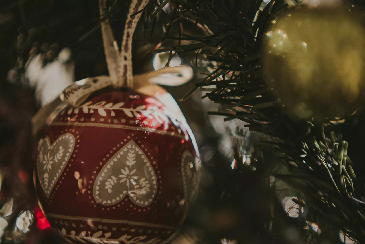 rote-christbaumkugel-hängt-am-tannebaum