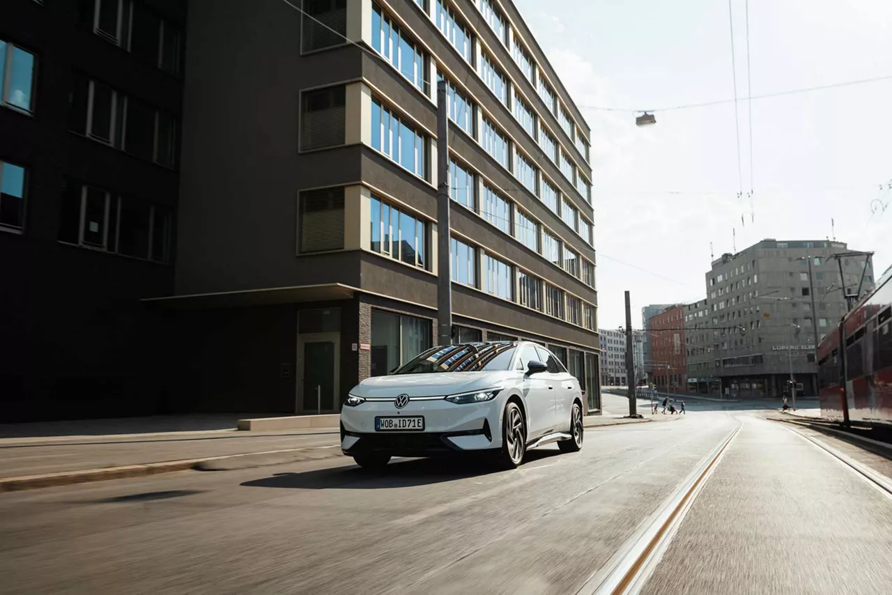 Ein VW ID.7 fährt auf einer Hauptstraße in einer Stadt