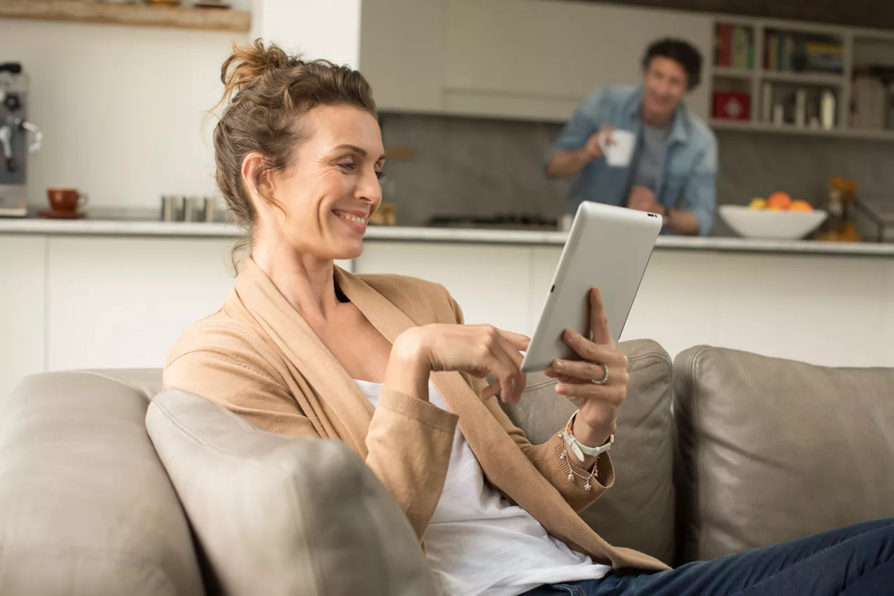 Frau prüft ihren Freistellungsauftrag auf dem Tablet